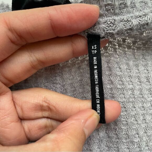 Out from under URBAN OUTFITTERS tie front thermal top gray button front XS - Picture 8 of 10